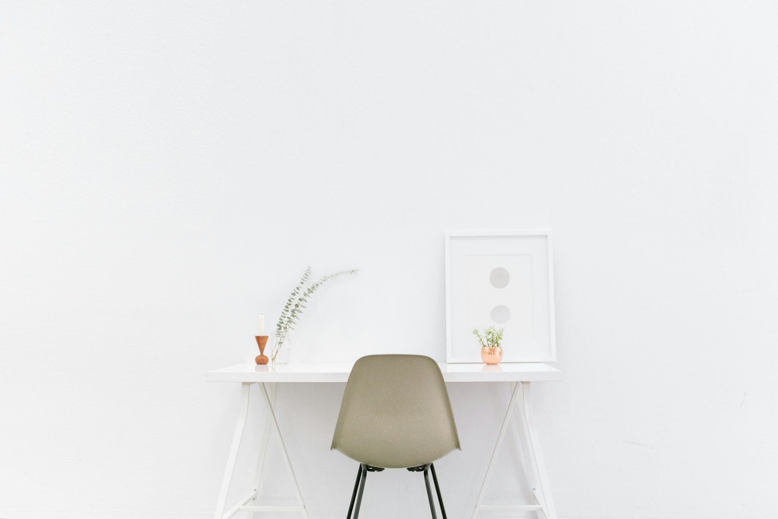 Aufgeräumter, minimalistischer Arbeitsplatz mit weissem Schreibtisch