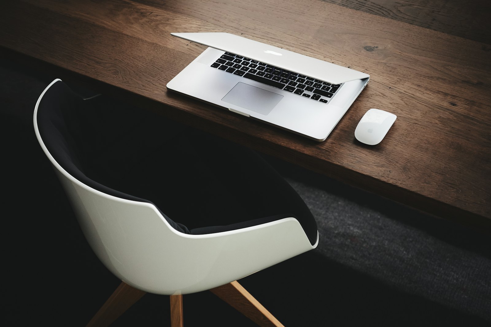 Ruhiger, aufgeräumter Arbeitsplatz mit Laptop