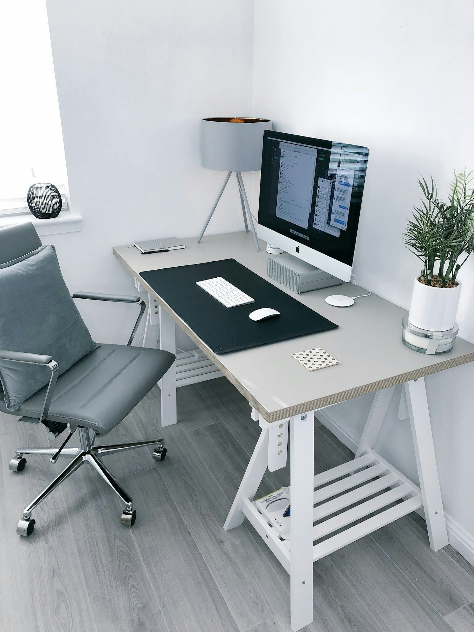 Ruhiger, moderner Arbeitsplatz von clever hr
